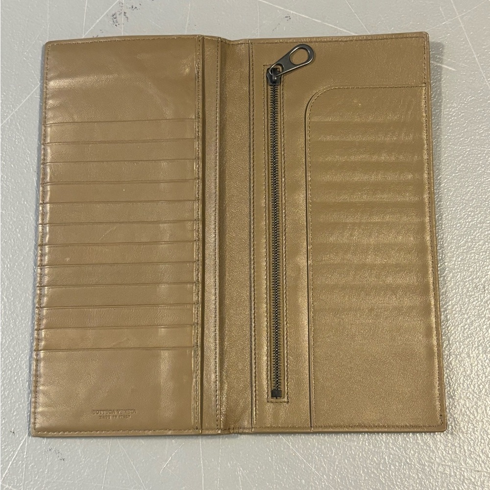 Bottega Veneta large bifold wallet. Beige. Slightly used.
